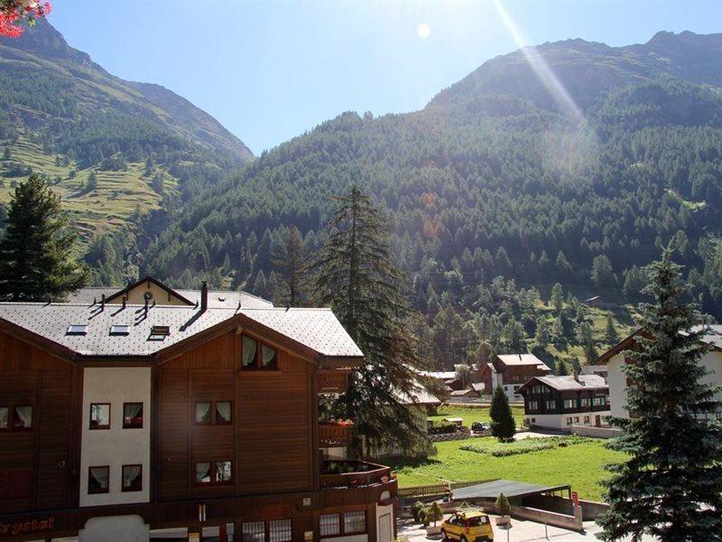 Typically Swiss Hotel Taescherhof Exterior photo