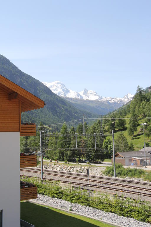 Typically Swiss Hotel Taescherhof Exterior photo